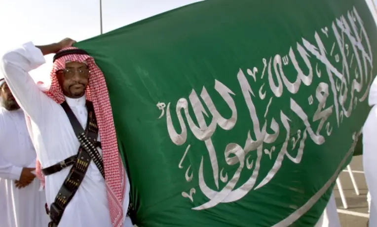 ما هي عقوبة إهانة العلم السعودي 2022