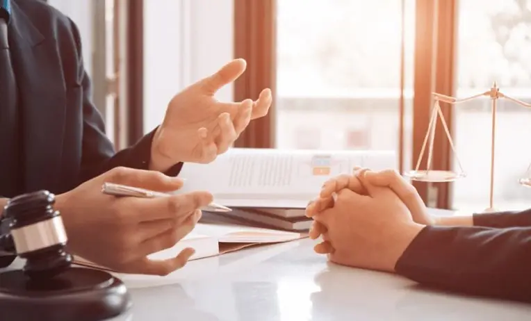 الفرق بين الاستقالة وعدم تجديد العقد