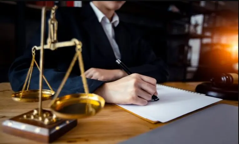 التعويض عن فسخ عقد العمل غير محدد المدة بالسعودية للعام(1445)